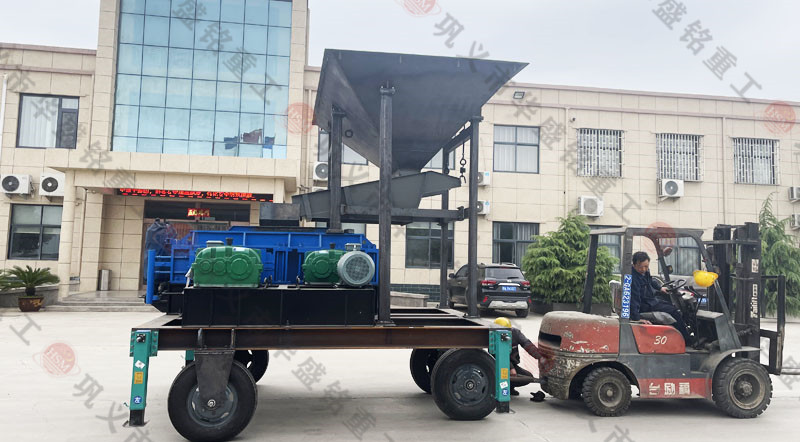 1012移動對輥破碎機時產(chǎn)量多少噸？價格多少錢一臺